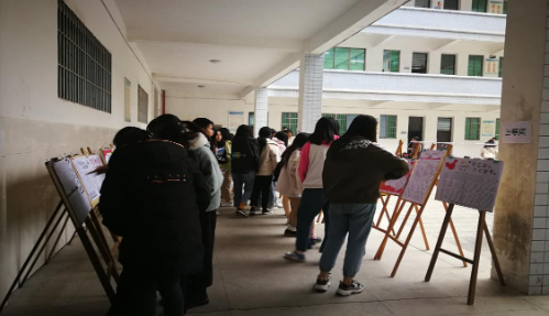 我系組織學(xué)生參加學(xué)院第七屆手抄報(bào)比賽活動